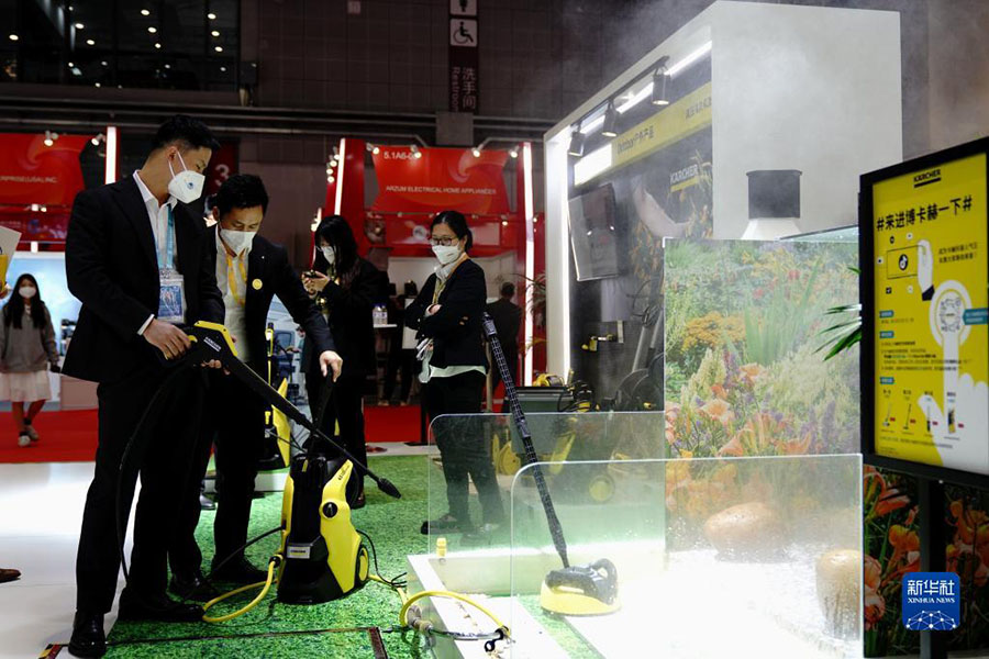 관람객이 고압 세척기를 체험해 본다. [11월 6일 촬영/사진 출처: 신화사]
