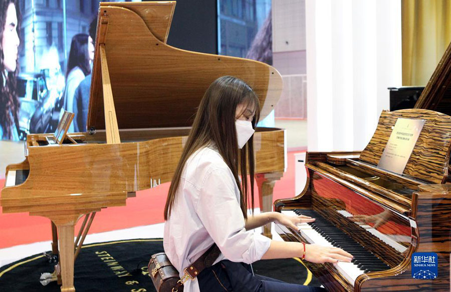 관람객이 피아노를 연주한다. [11월 6일 촬영/사진 출처: 신화사]