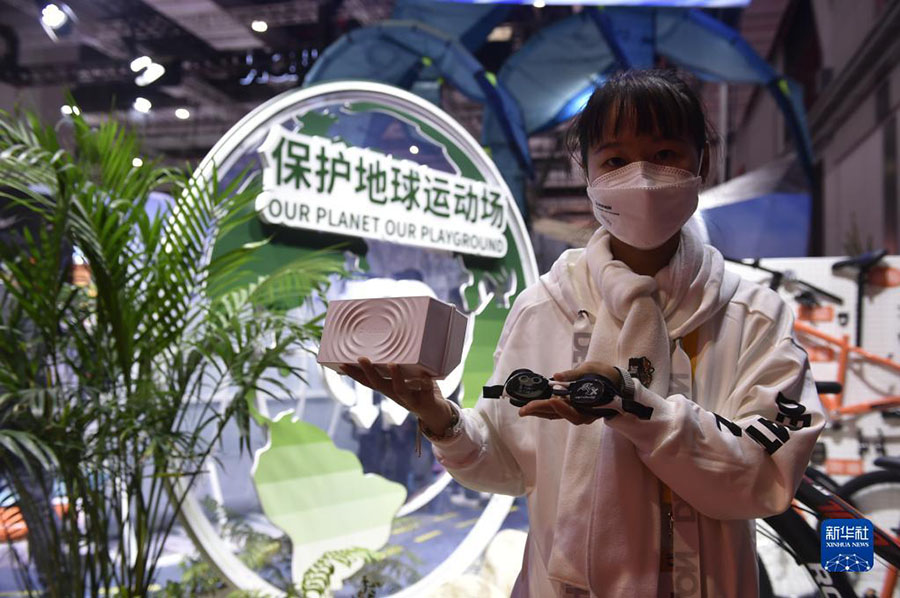 한 참가업체 직원이 사탕수수 찌꺼기를 원료로 만든 수경 상자를 선보이고 있다. [11월 7일 촬영/사진 출처: 신화사]