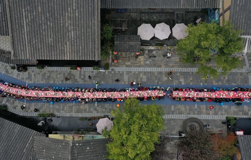사람들이 단자이현 완다샤오전 장탁연에서 음식을 맛보고 있다. [10월 31일 촬영/사진 촬영: 황샤오하이]