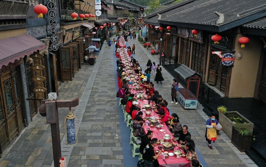 사람들이 단자이현 완다샤오전 장탁연에서 음식을 맛보고 있다. [10월 31일 촬영/사진 촬영: 황샤오하이]