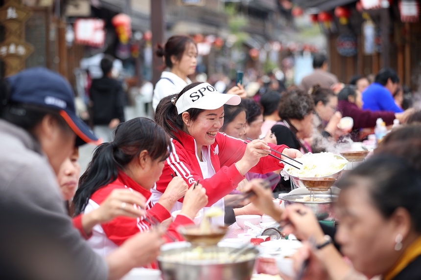 관광객들이 단자이현 완다샤오전의 장탁연에서 현지 음식을 맛보고 있다. [10월 31일 촬영/사진 촬영: 황샤오하이]