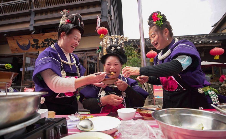 먀오족 사람들이 장탁연에서 술과 음식을 권하고 있다. [10월 31일 촬영/사진 촬영: 황샤오하이]