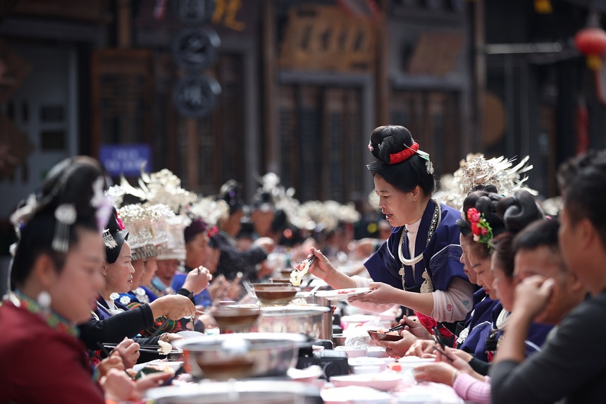 먀오족 사람들이 장탁연에서 음식을 먹고 있다. [10월 31일 촬영/사진 촬영: 황샤오하이]