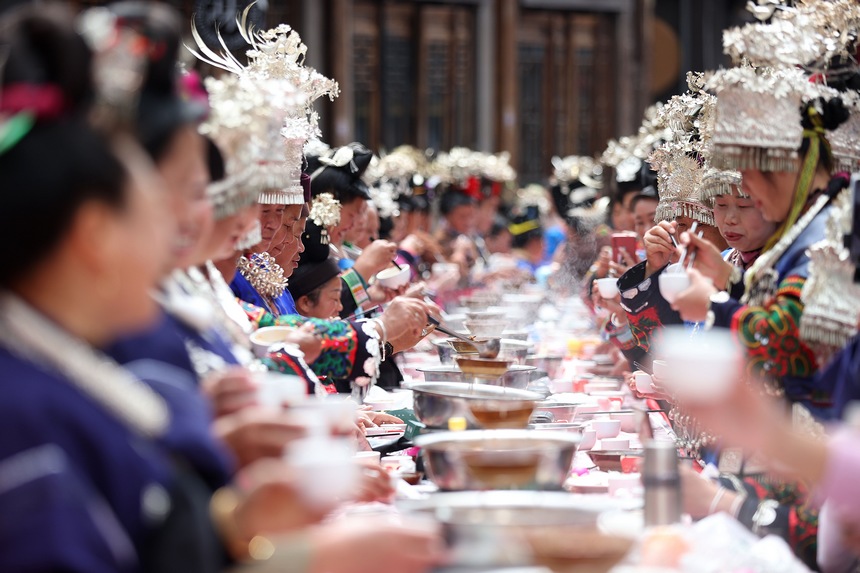 먀오족 사람들이 장탁연에서 음식을 먹고 있다. [10월 31일 촬영/사진 촬영: 황샤오하이]