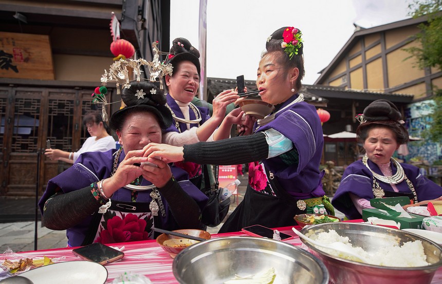먀오족 사람들이 장탁연에서 서로 술과 음식을 권하고 있다. [10월 31일 촬영/사진 촬영: 황샤오하이]