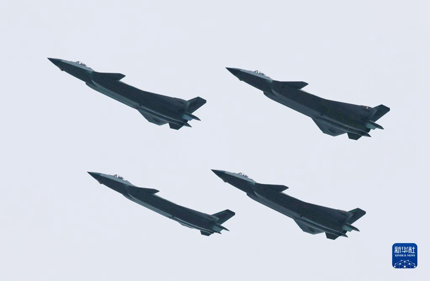 11월 8일, 스텔스 전투기 J-20이 곡예비행을 하고 있다. [사진 출처: 신화사]