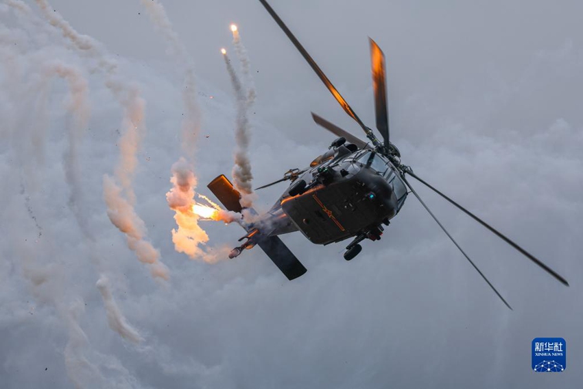 11월 8일, 즈(直∙Z)-20 무장 헬기가 곡예비행을 펼치고 있다. [사진 출처: 신화사]