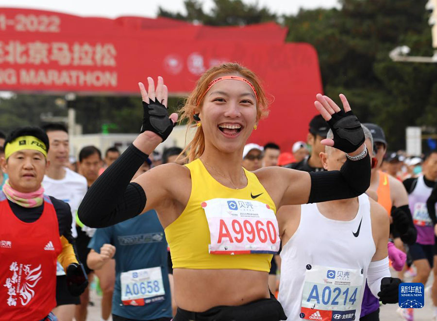11월 6일, 참가 선수들이 출발한다. 당일 2022 베이징 마라톤 대회가 베이징 톈안먼(天安門·천안문)광장에서 시작됐다. [사진 출처: 신화사]