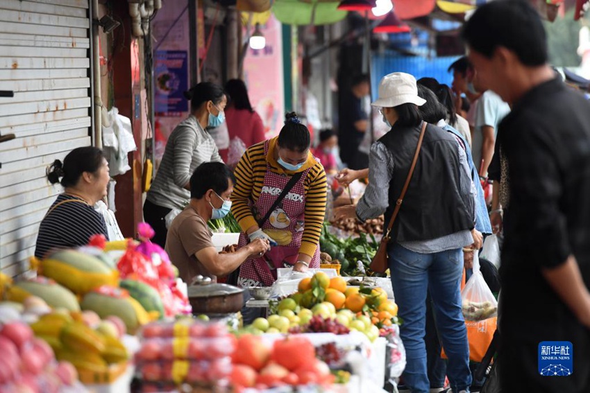 11월 9일, 광시 난닝시 빈후로의 한 농산물시장에서 시민들이 과일을 구매하고 있다. [사진 출처: 신화사]