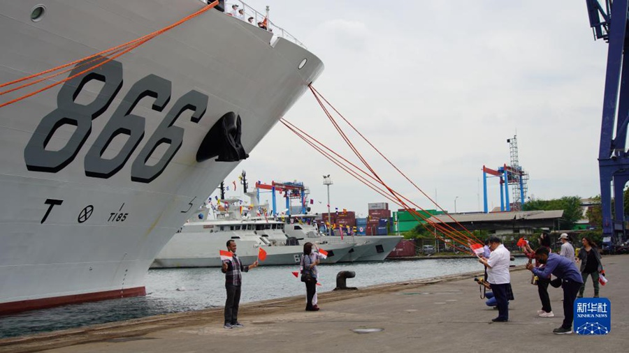 11월 10일 인도네시아 수도 자카르타, 사람들이 중국 해군 의료선 ‘허핑팡저우’호와 기념사진을 찍는다. [사진 출처: 신화사]