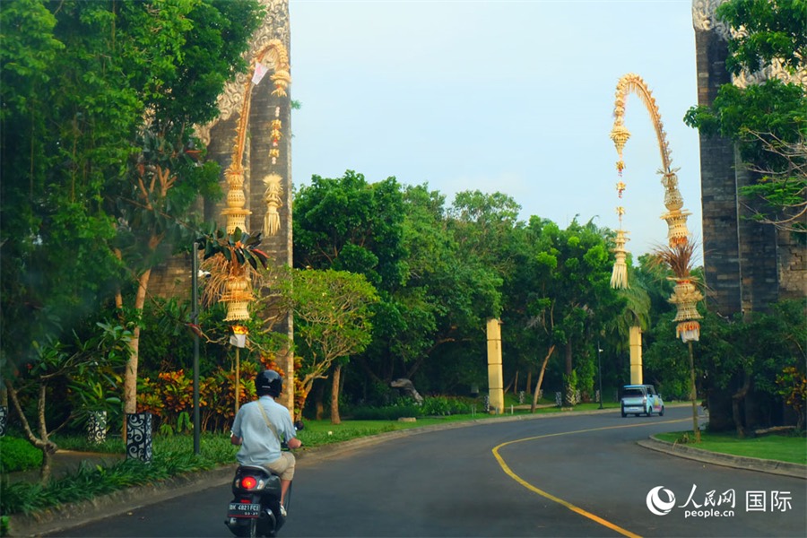 인도네시아 발리, 전통 장식물을 도로 양측에 세워 G20 정상회의 참석자들을 환영한다. [사진 출처: 인민망/ 11월 13일 촬영]