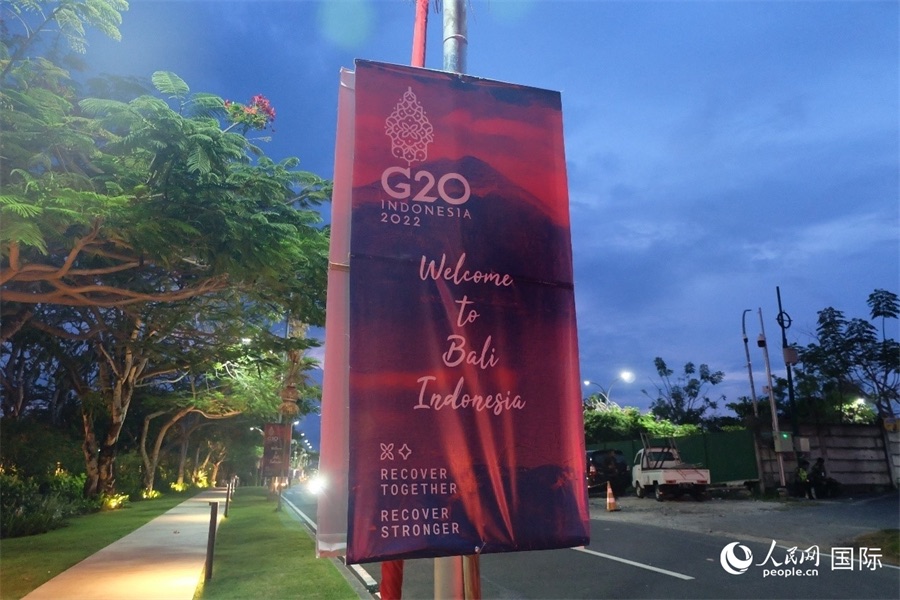 인도네시아 발리 길거리에서 촬영한 G20 정상회의 포스터. 제17차 G20 정상회의가 11월 15일과 16일 양일에 열리며, ‘함께 하는 회복, 보다 강한 회복’을 주제로 한다. [사진 출처: 인민망/ 11월 13일 촬영]