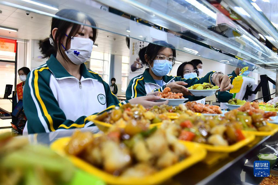 지난시 제3고등학교에서 학생들이 스마트 급식 시스템을 통해 음식을 주문하고 있다. [11월 16일 촬영/사진 출처: 신화사]