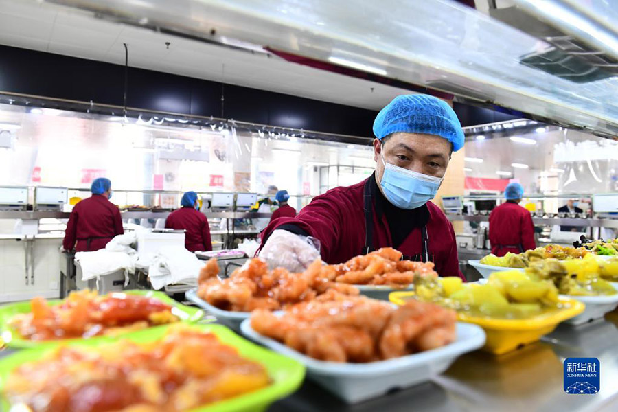 직원들이 음식을 준비하고 있다. [11월 16일 촬영/사진 출처: 신화사]