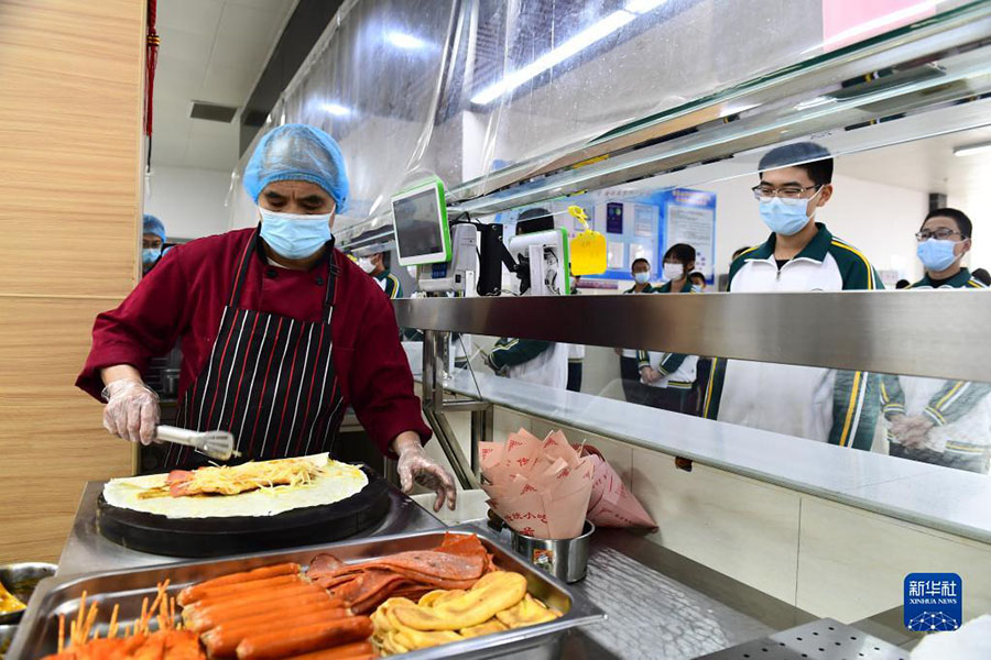 직원이 학생들의 점심 식사를 준비하고 있다. [11월 16일 촬영/사진 출처: 신화사]