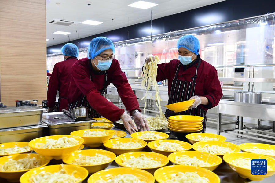 직원들이 음식을 준비하고 있다. [11월 16일 촬영/사진 출처: 신화사]