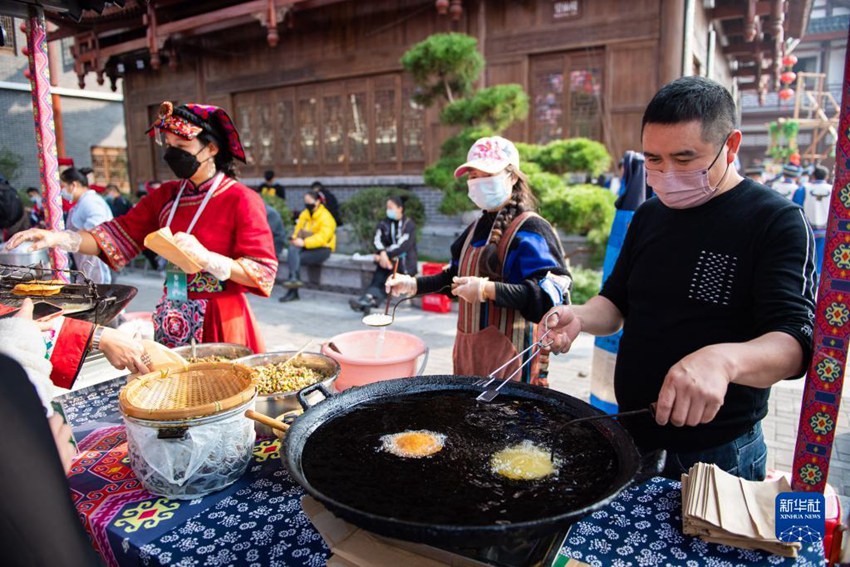 11월 19일, 작업자들이 다융고성에서 직접 맛있는 먹거리를 만들고 있다. [사진 출처: 신화사]