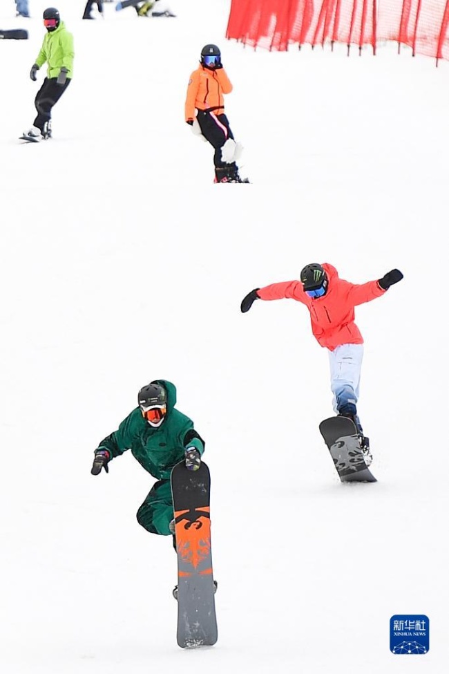 스키 애호가들이 베이다후 스키 리조트에서 스키를 타고 있다. [11월 19일 촬영/사진 출처: 신화사]