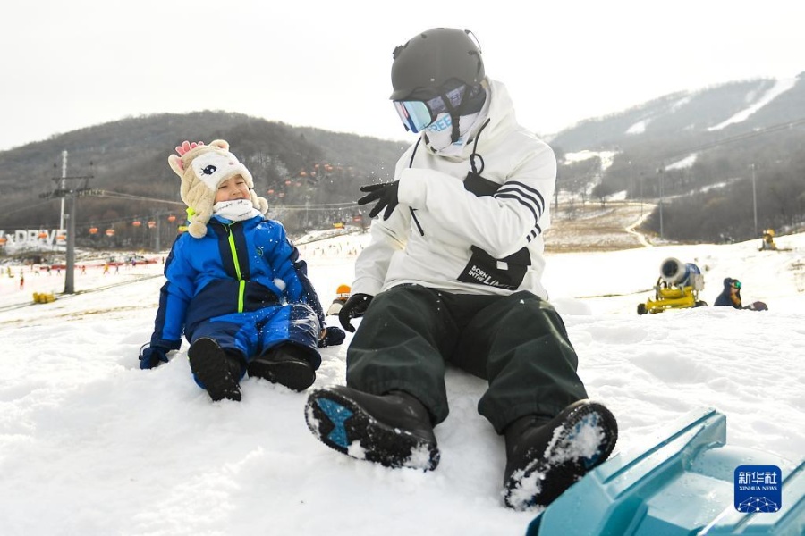 스키 애호가들이 쑹화후 리저트 눈 밭에서 장난을 치고 있다. [11월 19일 촬영/사진 출처: 신화사]