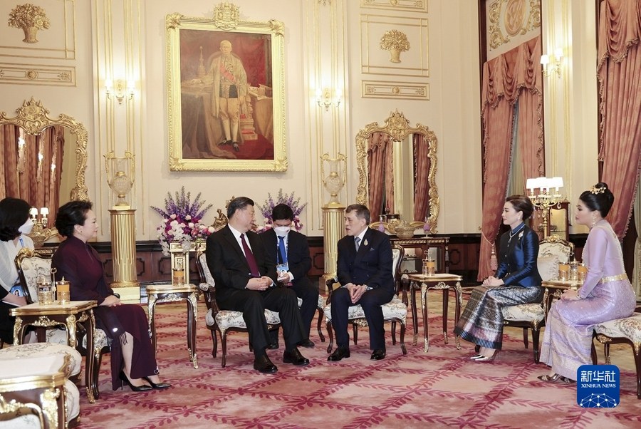시진핑 주석 내외, 태국 국왕과 왕비 만나