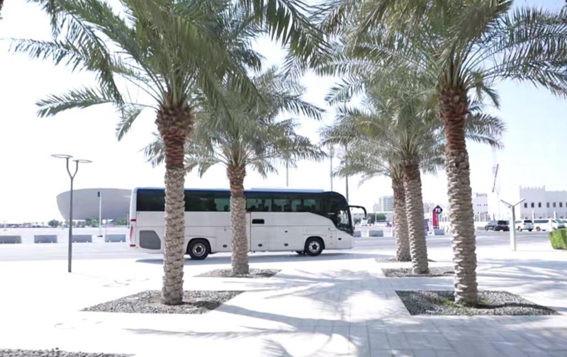 중국산 전기 버스가 카타르 도로 위를 달리고 있다. [사진 제공: 위퉁]