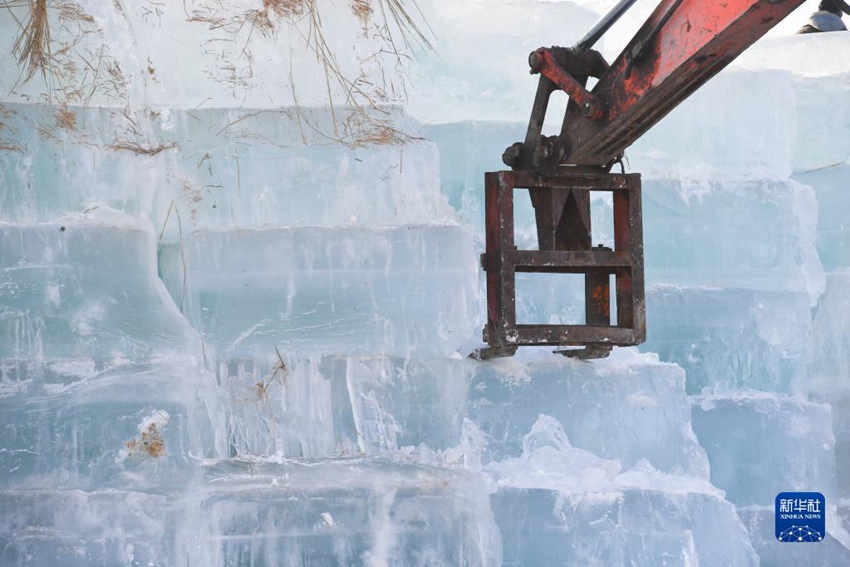 11월 26일 촬영한 하얼빈 빙설대세계 4만m³의 얼음 운반 현장 [사진 출처: 신화사]
