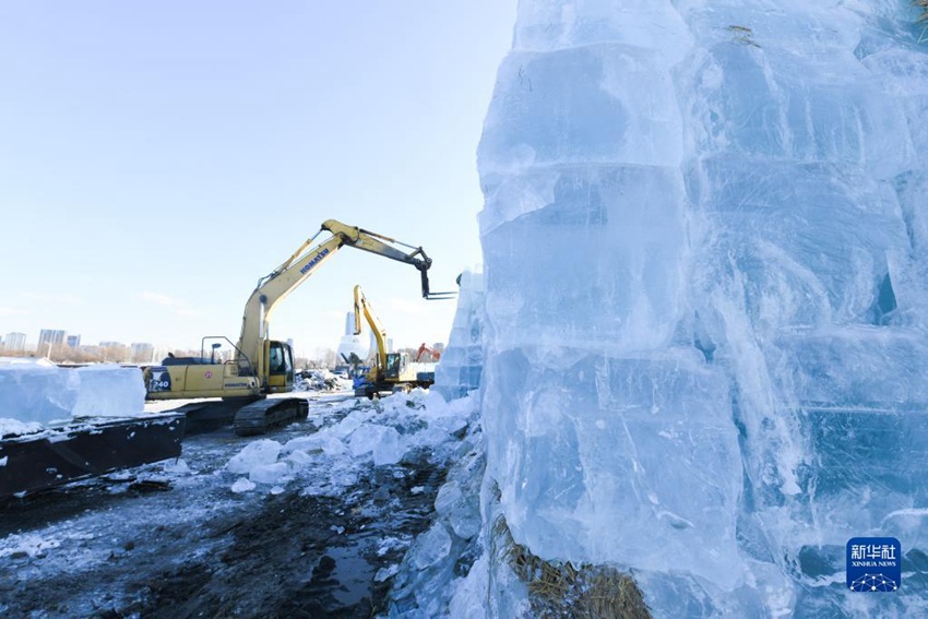 11월 26일 촬영한 하얼빈 빙설대세계 4만m³의 얼음 운반 현장 [사진 출처: 신화사]