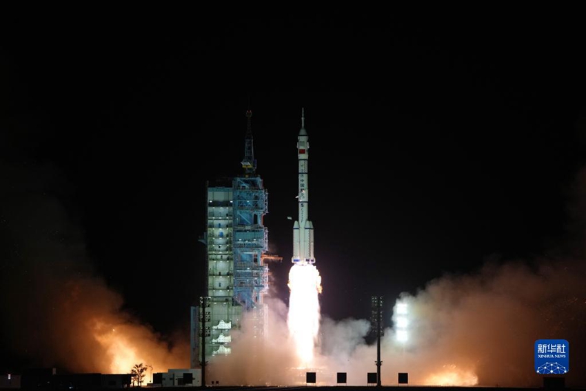 中, 유인우주선 선저우15호 발사 성공…우주정거장 결합체와 자동 도킹 신속 완료