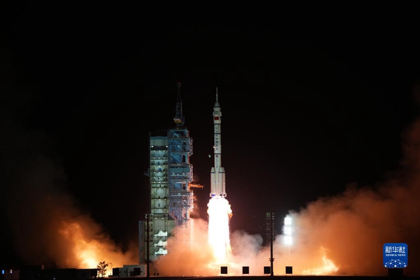 중국 유인우주선 선저우15호는 29일 밤 11시 8분(베이징 시간) 주취안위성발사센터에서 창정2호 F 야오15호 운반로켓에 실려 발사됐으며, 발사된 지 약 10분 후 로켓과 성공적으로 분리돼 예정된 궤도에 진입했다. [사진 출처: 신화사]
