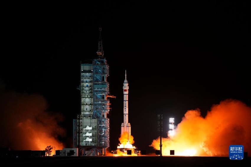 중국 유인우주선 선저우15호는 29일 밤 11시 8분(베이징 시간) 주취안위성발사센터에서 창정2호 F 야오15호 운반로켓에 실려 발사됐으며, 발사된 지 약 10분 후 로켓과 성공적으로 분리돼 예정된 궤도에 진입했다. [사진 출처: 신화사]