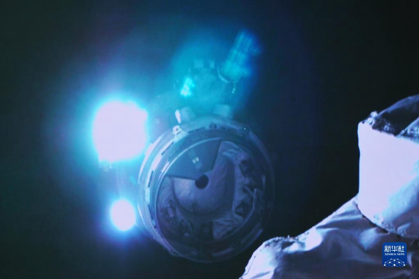 11월 30일 주취안위성발사센터에서 촬영한 유인우주선 선저우15호와 우주정거장 핵심 모듈 ‘톈허’의 신속 자동 도킹 장면 [사진 출처: 신화사]