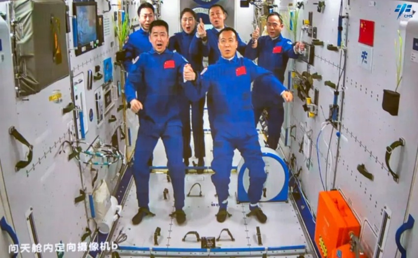 역사적 순간! 우주비행사 6명의 첫 ‘우주만남’ 성사