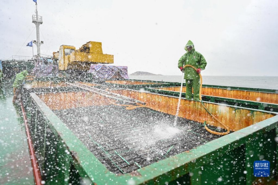 어민이 선박 위에서 전복 양식상자를 세척한다. [11월 25일 촬영/사진 출처: 신화사]