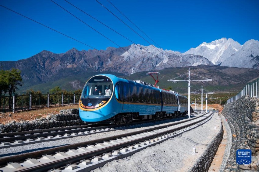 관광열차가 철도선을 달리는 중이며, 멀리 보이는 곳은 위룽설산이다. [11월 28일 촬영/사진 출처: 신화사]