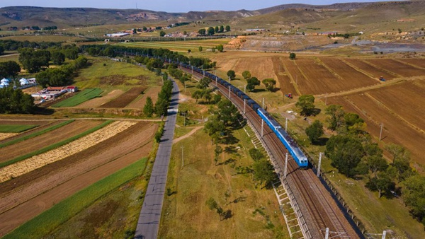 1만t의 석탄을 실은 열차가 탕산~바오터우 철도를 달리고 있다. [사진 제공: 후허하오터국]