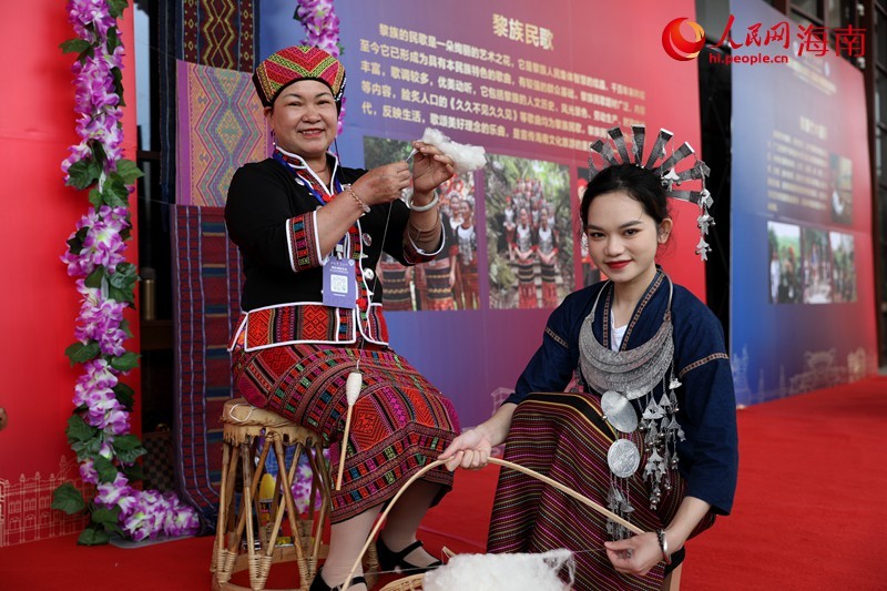 리족 전통 방염 자수 기술의 국가급 대표 계승자인 류샹란(劉香蘭)이 면사 방적 기술을 선보이고 있다. [사진 출처: 인민망]