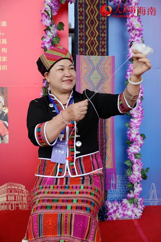 리족 전통 방염 자수 기술의 국가급 대표 계승자인 류샹란이 면사 방적 기술을 선보이고 있다. [사진 출처: 인민망]