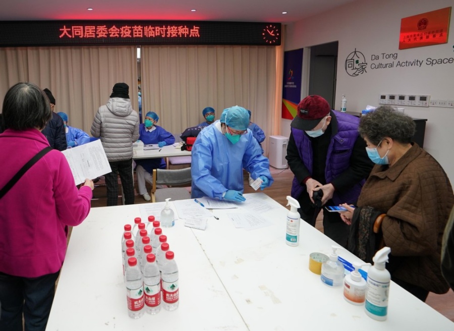 접종팀이 노인에게 코로나19 백신을 접종한다. [12월 9일 촬영/사진 출처: 신화사]
