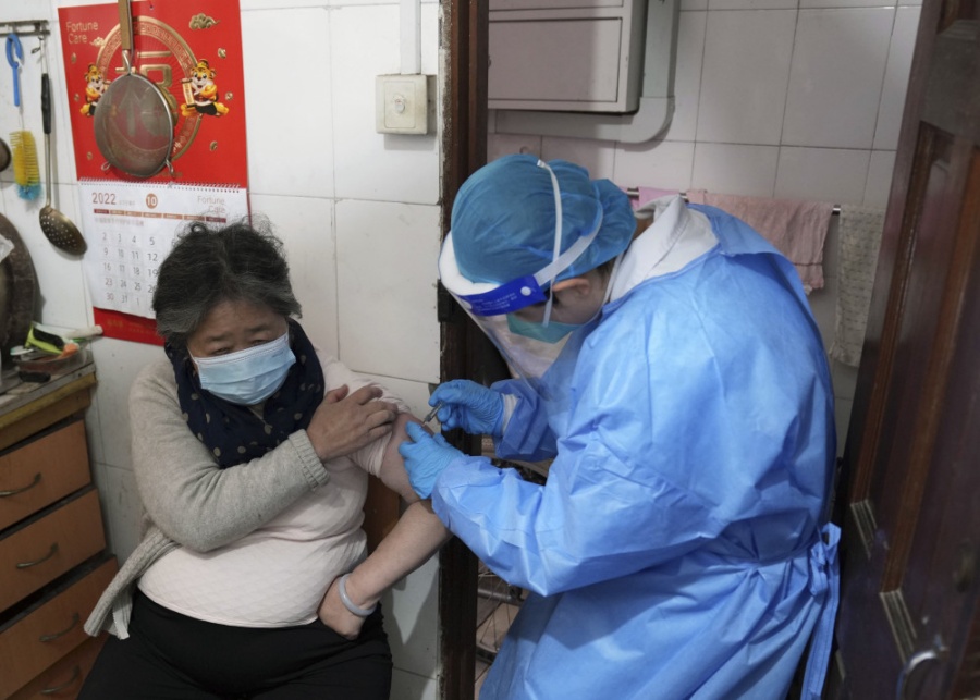 접종팀 간호사가 거동이 불편한 쉬(徐) 씨를 직접 방문해 백신을 접종하고 있다. [12월 5일 촬영/사진 출처: 신화사]