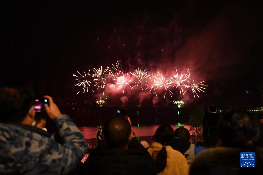 12월 9일, 관광객들이 후난 화이화 훙장구상청에서 불꽃놀이 공연을 지켜보고 있다. [사진 출처: 신화사]