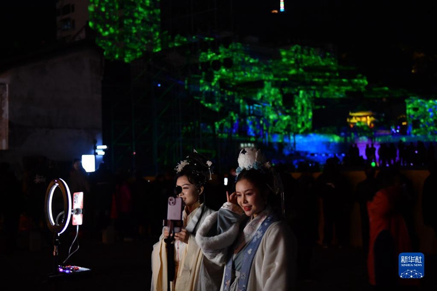 12월 9일, 관광객들이 후난 화이화 훙장구상청에서 방송 촬영도 진행하고 있다. [사진 출처: 신화사]