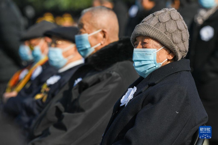 12월 13일, 난징대학살 생존자 샤수친(夏淑琴, 오른쪽 1번째)과 기타 생존자 대표들이 추모식에 참석했다. [사진 출처: 신화사]
