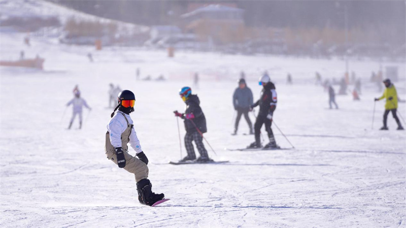 여행객들이 스키 코스에서 스키를 체험하고 있다. [사진 출처: 인민망]