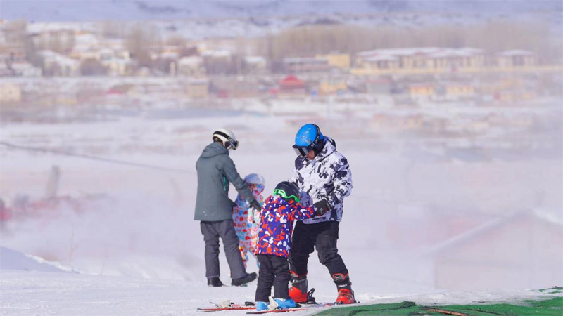 스키 체험 중인 가족들 [사진 출처: 인민망]