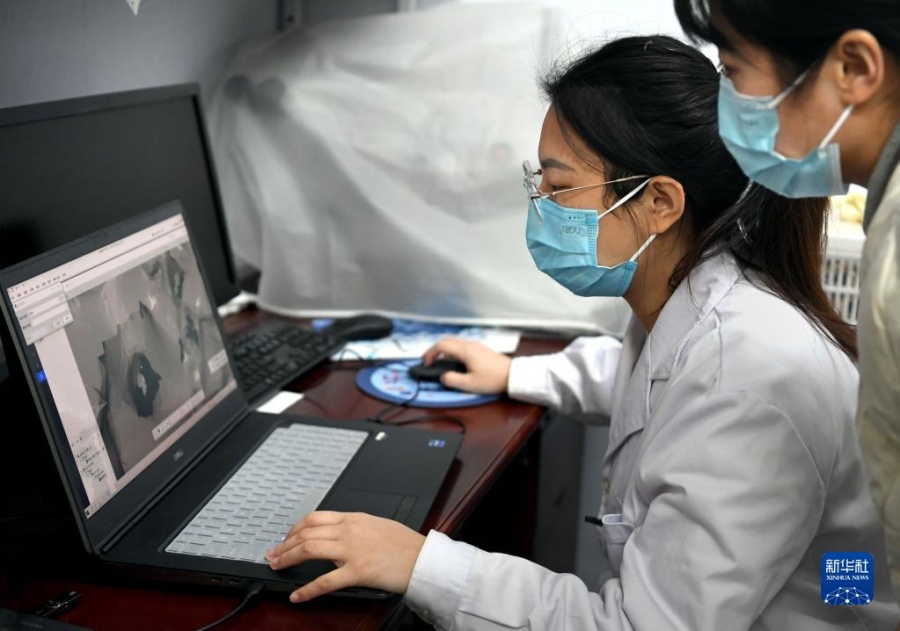 리옌전은 허난성 문물고고연구원에서 3D 스캔작업을 끝낸 두개골을 세부적으로 처리한다. [11월 30일 촬영/사진 출처: 신화사]