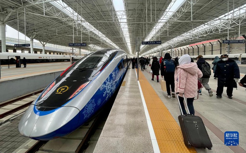12월 21일, 베이징 북역에서 고속철도를 타는 승객들 [사진 출처: 신화사]