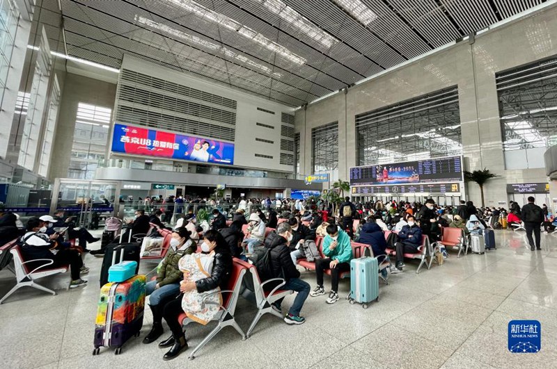 12월 21일, 베이징 북역 대합실의 승객들 [사진 출처: 신화사]