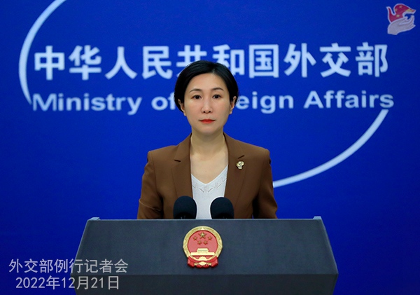 中 “시기와 추세에 따라 국경을 넘는 사람들의 왕래에 더 많은 편의를 제공할 것”
