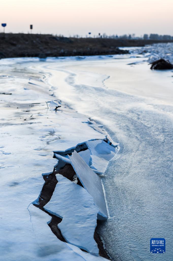 네이멍구 어얼둬쓰시 다라터기의 얼어붙은 황허강의 풍경 [12월 7일 촬영/사진 출처: 신화사]